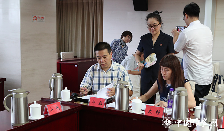 8月11日，聯(lián)絡員統(tǒng)計選票，公證處人員監(jiān)督工作