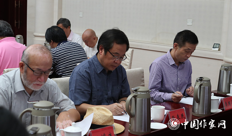 8月11日，評委們在終評會上填寫選票