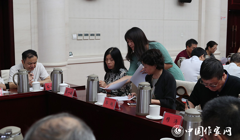 8月11日，聯(lián)絡員在向評委會收發(fā)選票