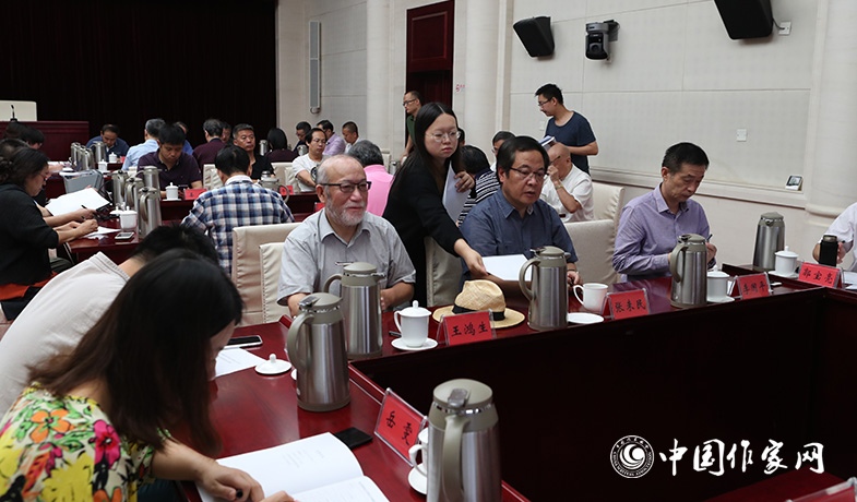 8月11日，聯(lián)絡員在向評委會收發(fā)選票