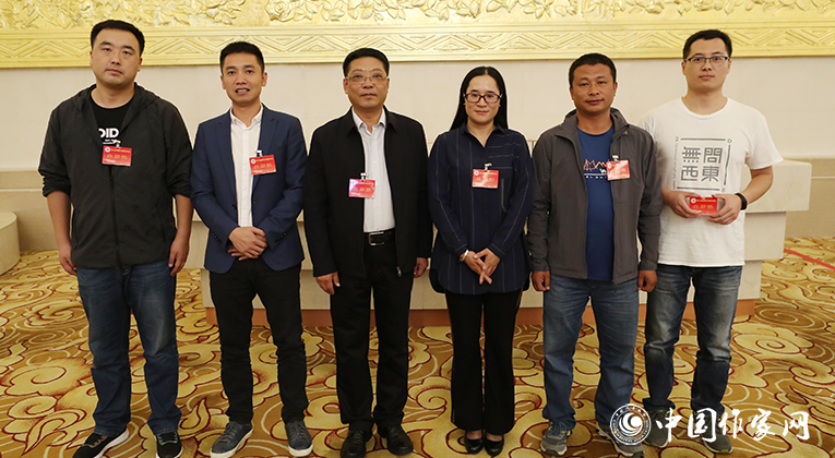 來，我們也合個(gè)影！