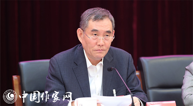 中國(guó)作協(xié)黨組書記、副主席錢小芊作報(bào)告