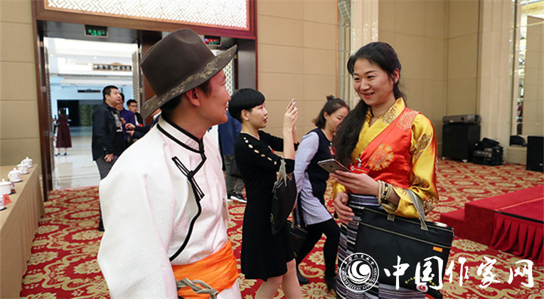 開幕式結(jié)束后，代表們合影留念