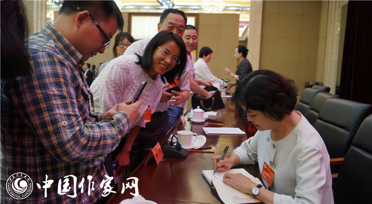 開幕式結(jié)束后，鐵凝為代表們簽名留念