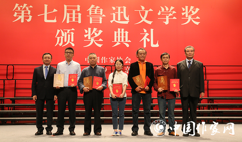 李冰、閻晶明為散文雜文獎獲獎作家頒獎