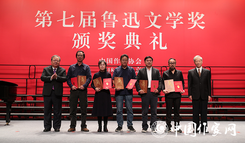 金炳華、吉狄馬加為詩歌獎獲獎作家頒獎