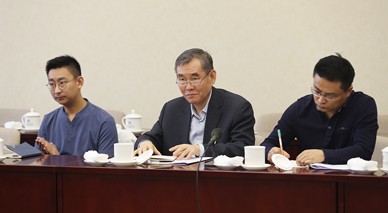 中國(guó)作協(xié)黨組書記、副主席錢小芊參加分組討論