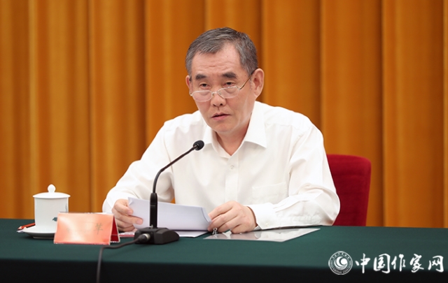 中國作協(xié)黨組書記、副主席錢小芊在會上發(fā)言