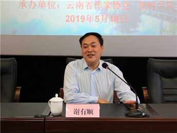 大多數(shù)優(yōu)秀文學(xué)作品都會(huì)給讀者以飽滿與扎實(shí)的閱讀之感，正如謝有順?biāo)f，盡管寫作是進(jìn)入一個(gè)想象的世界，但這個(gè)想象，終歸是從生活根系里長出來的。真實(shí)的寫作，總是起源于作家對自己最熟悉的人、事、物的基本感受……