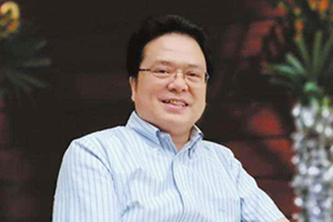 獲獎作品：《主角》作者：陳彥         獲獎感言　　我是從散文、小說寫作開始，中途轉向戲劇文學，最終又回歸小說創(chuàng)作。今天驀然回首，倍感滄桑與歡欣。我出生的那個山鄉(xiāng)小縣鎮(zhèn)安，在上世紀八十年代，出現(xiàn)了一股文學熱潮，青年幾乎個個都在做著熱辣辣的文學夢。我就是那時被裹挾進去，四十年，再沒有停止過丈量、勘測人性與生命溫度的腳步。從文學走向戲劇文學，是因為職業(yè)的原因，也是因為文學的原因。