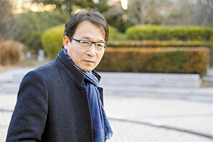 獲獎作品：《應物兄》作者：李洱         獲獎感言　　文學傾向于描述那些珍貴的時刻：它濃縮著深沉的情感，包含著勇氣、責任和護佑，同時它也意味著某種險峻風光。作者和有經(jīng)驗的讀者常常都會感動于此。除了與讀者共享那樣的時刻，寫作者還必須誠懇地感謝命運讓他與此相遇。第十屆茅獎評委將如此重要的獎項授予《應物兄》，無疑讓我重新回到了那個珍貴的時刻，并讓我有機會在此感謝命運的饋贈。