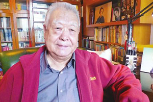 獲獎作品：《牽風記》作者：徐懷中         獲獎感言　　這次評獎才得知，茅盾文學獎的字數(shù)，下線定為13萬。事有湊巧，我的這本《牽風記》正好是13萬字。也就是說，如果我再刪去千二八百，就湊不夠法定字數(shù)，只能退出參評了。簿簿一本小書，無可夸口。我們剛剛歡度了共和國七十周年大慶，如果與國家建設發(fā)展相聯(lián)系，與個人的文學寫作歷程相聯(lián)系，也還真的可以引出許多話題，回眸之下，不勝感慨。