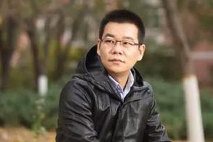 獲獎作品：《北上》作者：徐則臣         獲獎感言　　其實寫作22年來，我一直在感謝這條河。感謝的方式就是一篇接一篇的寫出與這條河相關的作品。22年里它都是我的小說最忠貞、最可靠的背景。我在河邊生活過多年，這些被大河水氣籠罩的歲月，成了我寫作最重要的資源。只要寫到河流，只要筆墨生澀了、故事滯重了，我就會在想象里迅速回到這條河邊。然后一切水到渠成。即便是那些發(fā)生在北京城里的故事，只要穿行在高樓大廈間的那個人，一頭連著這條河，我就知道接下來該怎么辦。