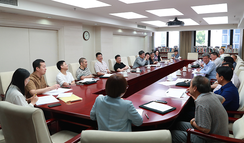 第一次全體會后召開大組見面會，各組評委討論工作