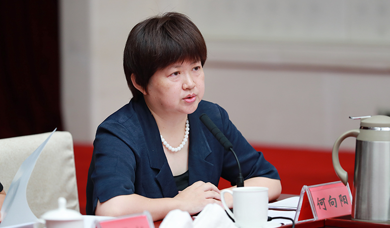 評獎辦公室主任何向陽就作品申報公示、分組及借閱、會務事項等作說明