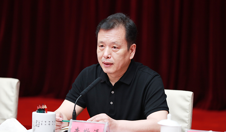 第一次全體會上，評委會副主任李敬澤就《評獎條例》和《評獎細則》作講解說明