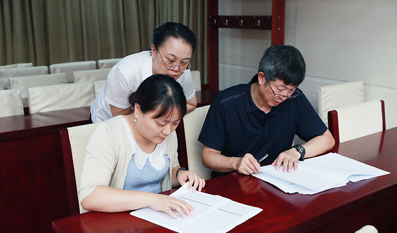 紀律監(jiān)察組人員核對選票統(tǒng)計情況