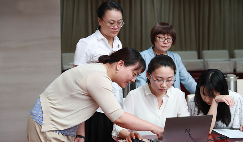 聯(lián)絡員在監(jiān)察組、公證員監(jiān)督下統(tǒng)計選票