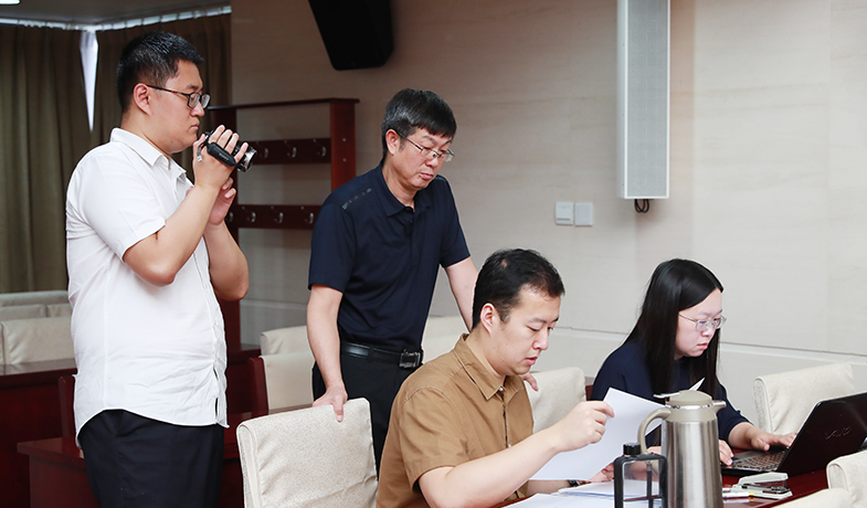 聯(lián)絡員在監(jiān)察組、公證員監(jiān)督下統(tǒng)計選票