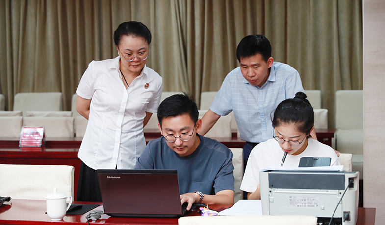 聯(lián)絡員在監(jiān)察組、公證員監(jiān)督下統(tǒng)計選票