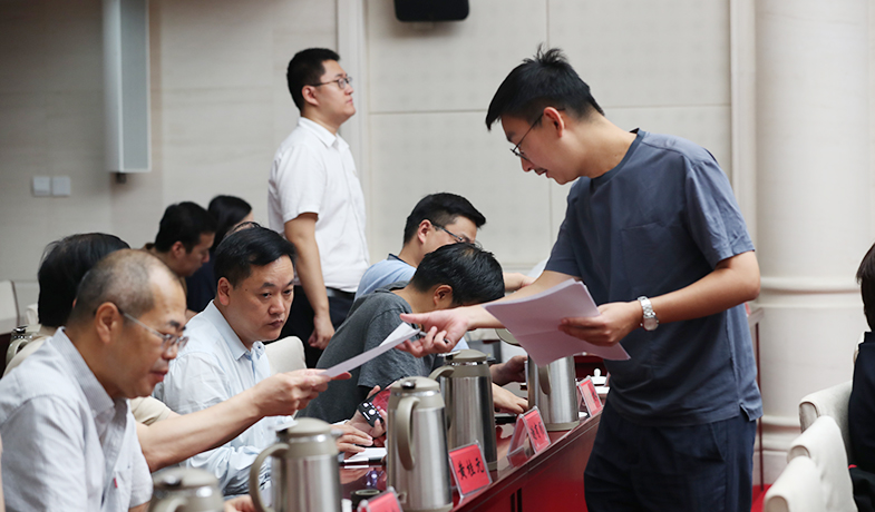 聯(lián)絡員分發(fā)、清點選票