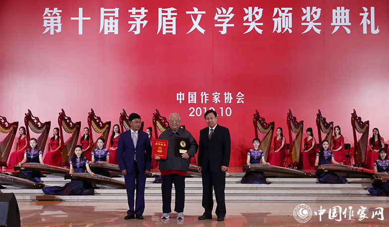 王曉暉、阿來為獲獎作品徐懷中頒獎