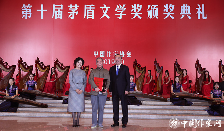 黃坤明、鐵凝為獲獎作家梁曉聲頒獎