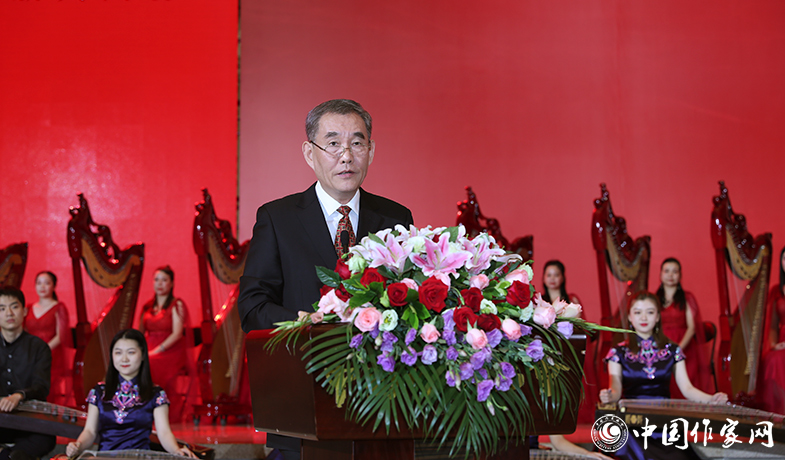 中國作家協(xié)會黨組書記、副主席錢小芊主持頒獎會