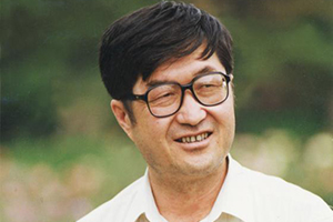 翻譯獎(jiǎng)：漢文譯維吾爾文作者：牙生·賽依提（維吾爾族）         獲獎(jiǎng)感言　　掌握一門語(yǔ)言就好像打開了一片新天地。上世紀(jì)80年代以后，我讀了許多漢族作家的作品，包括譯成漢語(yǔ)的許多國(guó)外作家的文學(xué)作品。當(dāng)時(shí)我所讀過的這些文學(xué)作品，依然沒有維文版，廣大維吾爾讀者則無法讀到這些文學(xué)作品。我覺得自己有責(zé)任將這些好的作品分享給維吾爾族讀者，讓他們也能一起欣賞和感悟優(yōu)秀的作品……