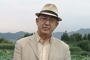 翻譯獎(jiǎng)：維吾爾文譯漢文作者：鐵來克·依布拉音（維吾爾族）         獲獎(jiǎng)感言　　文學(xué)創(chuàng)作繁榮的時(shí)代，也是文學(xué)翻譯繁榮的時(shí)代。我堅(jiān)信文學(xué)的力量，它不僅能在人們當(dāng)中產(chǎn)生深入的了解，還能潛在地改善各民族之間的相互了解，促進(jìn)各民族之間的共同進(jìn)步和發(fā)展。一部?jī)?yōu)秀的文學(xué)作品的翻譯，如同一只蜜蜂要釀造一公斤蜂蜜須采集一百萬朵花蕊那樣，需要我們持之以恒地積累知識(shí)……