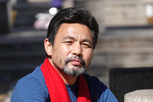 翻譯獎(jiǎng)：藏文譯漢文作者：龍仁青（漢族）         獲獎(jiǎng)感言　　在我看來，翻譯的意義，就是讓優(yōu)秀的文字抵達(dá)更遠(yuǎn)的遠(yuǎn)方。在我的想象里，母語(yǔ)原創(chuàng)的作品就好似是一匹駿馬，當(dāng)它一路馳騁，越過草原和山嶺，逐漸抵達(dá)大海岸邊的時(shí)候，它也就抵達(dá)了它要抵達(dá)的最遠(yuǎn)的地方，所以，我們還要借助渡船去抵達(dá)更遠(yuǎn)的地方……