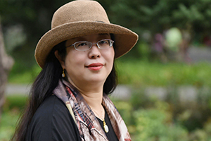 翻譯獎(jiǎng)：蒙古文譯漢文作者：哈森（蒙古族）         獲獎(jiǎng)感言　　作為一名翻譯，我是無限忠于原著的那一個(gè)。文學(xué)翻譯不是用另一種語(yǔ)言講述另一個(gè)語(yǔ)言的故事那么簡(jiǎn)單。須準(zhǔn)確譯出原文內(nèi)容的同時(shí)，還要完好地展示原作風(fēng)格。這也就是嚴(yán)復(fù)闡明的“信、達(dá)、雅”之于我的追求。我是幸運(yùn)的。作為一名職業(yè)翻譯，慶幸翻譯事業(yè)是我一生無悔的選擇……