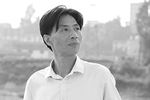 散文獎(jiǎng)：《那條叫清江的河》作者：徐曉華(土家族)         獲獎(jiǎng)感言　　這份殊榮不是我一個(gè)人的，而是我們警隊(duì)的榮光。這絕不是一句套話。我是一名有36年警齡的基層警察，在打擊違法犯罪、維護(hù)社會(huì)治安、服務(wù)人民群眾的過程中，與市民、村民們建立了深厚的情誼，也得到了他們的理解、支持和信任。這充分地體現(xiàn)于我的創(chuàng)作過程和作品中……