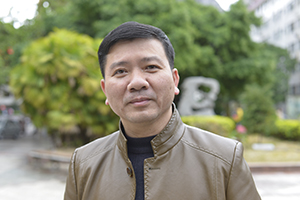 散文獎(jiǎng)：《被風(fēng)吹過的村莊》作者：莫景春(毛南族)         獲獎(jiǎng)感言　　我們毛南族人口不過10來萬，文化非常脆弱，有些隨著時(shí)間的流逝將慢慢消失，如果不及時(shí)好好整理記錄，隨著時(shí)代的發(fā)展，社會(huì)變遷，這些可貴的民族精神記憶或者消磨，或者隱藏，那在不久的將來，真的難以找到了。作為一個(gè)作家，我有責(zé)任去挖掘，用文字把它們記錄下來……