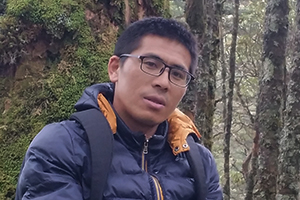 散文獎(jiǎng)：《大河》作者：李達(dá)偉(白族)         獲獎(jiǎng)感言　　《大河》的寫作，是一種重返式的寫作，同時(shí)也是一種在場(chǎng)式的寫作，那些在怒江邊教書和生活的過往，在寫作過程中如大河一般流淌不息。無論是《大河》，還是現(xiàn)在寫的《蒼山》，我都想努力重塑一種筋骨，重塑一些在這個(gè)時(shí)代有些稀缺的精神，我想通過文字重拾那些稀缺的懺悔、善良、愛情、真誠(chéng)、膽色、平和、謙卑……