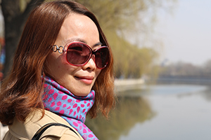 散文獎(jiǎng)：《陪審員手記》作者：朝顏(畬族)         獲獎(jiǎng)感言　　十年的光陰，從無意識(shí)的寫作進(jìn)入自覺的寫作，閱讀、生活、探尋、思考，幾乎每一天都是累積和做功課的一部分。如果說最初的創(chuàng)作更多來源于表達(dá)的沖動(dòng)，那么最近幾年，則應(yīng)該歸結(jié)于向內(nèi)深刻思慮之后，向外尋求用文字與人世搭建一座橋梁……