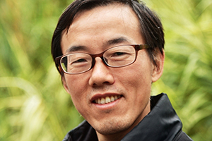 詩(shī)歌獎(jiǎng)：《逆風(fēng)歌》作者：張遠(yuǎn)倫(苗族)         獲獎(jiǎng)感言　　《逆風(fēng)歌》是我創(chuàng)作的以“諸佛村”系列組詩(shī)為主的一部詩(shī)集。諸佛村是重慶市彭水苗族土家族自治縣諸佛鄉(xiāng)的一個(gè)村。從1996年開始，我在那里生活了10年。這既是是我人生錘煉的10年，也是我的詩(shī)藝積淀的10年，那里的純凈、優(yōu)美、淳樸深深影響了我，親人們的隱忍、堅(jiān)強(qiáng)、艱辛更是讓我難以忘懷……