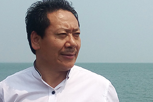 詩(shī)歌獎(jiǎng)：《桑多鎮(zhèn)》作者：扎西才讓(藏族)         獲獎(jiǎng)感言　　在有限的文字里，我試圖寫出桑多人在歷史長(zhǎng)河中或隱或顯的倔強(qiáng)身影，捕捉他們?cè)谏鐣?huì)變革進(jìn)程中在觀念、精神、意志等方面的變化，呈現(xiàn)他們?cè)趪?guó)家惠民政策的照耀下通過自身努力改善生活狀況的事實(shí)。當(dāng)然，我也寫到他們身披信仰之光處變不驚的生存常態(tài)，根深蒂固的舊觀念舊思維，人性中永不消逝的善與惡的多種因子……