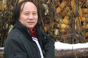 報(bào)告文學(xué)獎(jiǎng)：《羅布泊新歌》作者：劉國(guó)強(qiáng)（滿族）         獲獎(jiǎng)感言　　我對(duì)“下沉”這個(gè)詞匯充滿感情。下沉的力度和深度，決定回彈的高度。下沉進(jìn)生活里，總會(huì)找到一眼旺泉。有人說，只要生活著，隨處都是生活。我不敢茍同，因?yàn)榇恕吧睢焙捅恕吧睢笔遣灰粯拥摹Ｎ覀兩畹臅r(shí)代，趕上百年未有之大變局，原態(tài)生活往往比我們想象的還要刺激、精彩……