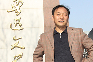 中短篇小說獎(jiǎng)：《馬嘶》作者：呂翼（彝族）         獲獎(jiǎng)感言　　我寫動(dòng)物之痛，寫人物之苦，寫時(shí)代之變，寫民族之間的碰撞、糾結(jié)、交流與融合，寫世道人心的起落、輾轉(zhuǎn)與澀重，力圖表達(dá)一個(gè)底層負(fù)重者對(duì)世界的張望。其間既有個(gè)人的恩怨情仇，又有著更多的家國(guó)情懷。這世間甜比苦多，美比丑多，愛比痛多……