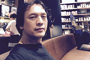 中短篇小說獎(jiǎng)：《人間消息》作者：李約熱（壯族）         獲獎(jiǎng)感言　　自2003年以“李約熱”為筆名發(fā)表作品以來，已經(jīng)過去17個(gè)年頭。17年來，在祖國(guó)南疆、美麗神奇的八桂大地上，有很多動(dòng)人的故事吸引著我。我寫作的靈感，來自我曾經(jīng)生活、工作過的鄉(xiāng)村，生活在那里的人們，他們的生存狀態(tài)、他們的喜怒哀樂、他們的所思所想、他們對(duì)美好生活的追求，給我提供了豐富的寫作素材……