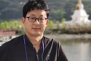 中短篇小說獎(jiǎng)：《睡覺的水》（藏文）作者：拉先加（藏族）         獲獎(jiǎng)感言　　雖然隔著千山萬水，但總是割不斷我對(duì)那一方生我養(yǎng)我的故土的眷戀與思念，惟有用母語(yǔ)寫作，才能在夢(mèng)中在心中可以無限接近那些被時(shí)空隔開的人和事，才能感覺到自己逐漸變得完整和充實(shí)。所以我盡管生活在北京，但依然堅(jiān)持用母語(yǔ)寫作，嘗試對(duì)這一古老的語(yǔ)言賦予一些新的活力……