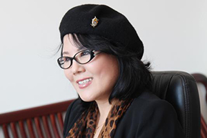 長(zhǎng)篇小說獎(jiǎng)：《舞動(dòng)的木偶》（朝鮮文）作者：許連順（朝鮮族）         獲獎(jiǎng)感言　　對(duì)我而言，寫作與其說是一種職業(yè)，毋寧說是旨在燃燒生命的一種手段。在為自己的文學(xué)局限性而感到無為無助時(shí)，我曾感到不亞于死亡的絕望?？墒牵@種絕望又逼迫我重新拿起筆來。小說教會(huì)了我戰(zhàn)勝絕望的方法。只有在寫小說的時(shí)候，我才會(huì)真真切切地感到我是活著的。寫小說，就是同小說中的人物一同體驗(yàn)人生……