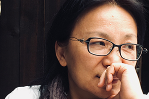 長(zhǎng)篇小說獎(jiǎng)：《西南邊》作者：馮良（彝族）        獲獎(jiǎng)感言　　縱然時(shí)空相隔，涼山都不曾離開我哪怕須臾，她是我生命的緣起、情感的依托。歲月流不走的記憶、前行的腳步，那些深懷冷傲、倔強(qiáng)，卻掩不住奔放、幽默的族人，無論彝族、漢族，還有他們的人生，帶著大時(shí)代巨變的深遠(yuǎn)回響，那激蕩的、傳奇的、英勇的、赫赫聲名的、深情的，還有機(jī)智的，甚或狡黠的，何其珍貴，猶如珍珠……