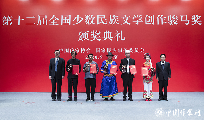 國(guó)家民委副主任郭衛(wèi)平、中國(guó)作協(xié)書記處書記胡邦勝為詩(shī)歌獎(jiǎng)獲獎(jiǎng)?wù)哳C獎(jiǎng)