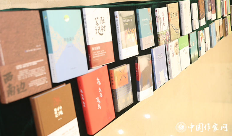 9月25日，第十二屆駿馬獎(jiǎng)?lì)C獎(jiǎng)現(xiàn)場(chǎng)陳列的獲獎(jiǎng)作品