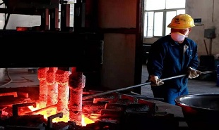 作家汪峰、賀璞走進(jìn)江西銅業(yè)和安源煤礦采訪