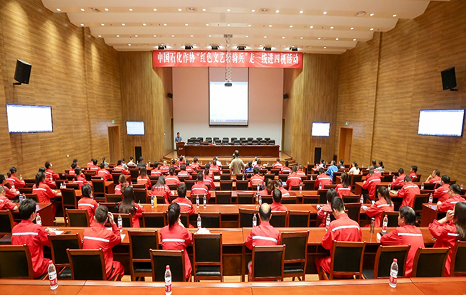 石化作協(xié)“紅色文藝輕騎兵”志愿者走進(jìn)石化機(jī)械四機(jī)公司