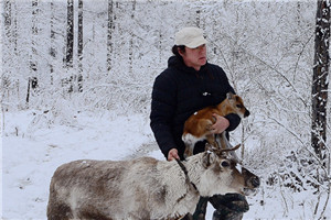 小說：獲獎作品《馴鹿六季》作者：格日勒其木格·黑鶴         獲獎感言　　人們向往荒野，努力回歸自然。這種向往并非僅僅是因為荒野地域上的遼闊，那些進入荒野的人驚訝地發(fā)現(xiàn)，其實人類的一部分一直生活在荒野中，并未進入城市。外來的人們第一次意識到世界上竟然存在這樣一種生活方式，人類可以在不改變自然環(huán)境的前提下與周圍的環(huán)境和其他的生命和諧共處。