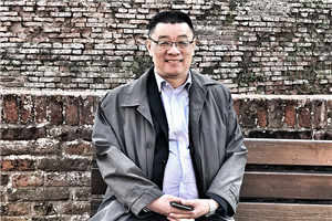 小說：獲獎作品《有鴿子的夏天》作者：劉海棲          獲獎感言　　我見證和經(jīng)歷了整個新時期中國童書和兒童文學(xué)的發(fā)展，經(jīng)過幾代人不懈的努力，一步步走到今天，我由衷地為兒童文學(xué)的繁榮而振奮，為親身參與其中而自豪。這是一個美妙的行程，前輩和同輩作家的光芒在前面引導(dǎo)著我，年輕作家像風(fēng)一樣在后面驅(qū)動著我，編輯的目光又溫暖和呵護著我。